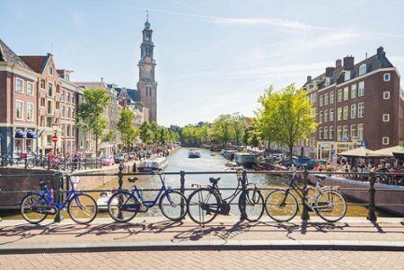 Amsterdam, capital do ciclismo, ressignificou a questão da mobilidade urbana ao privilegiar bicicletas nas ruas