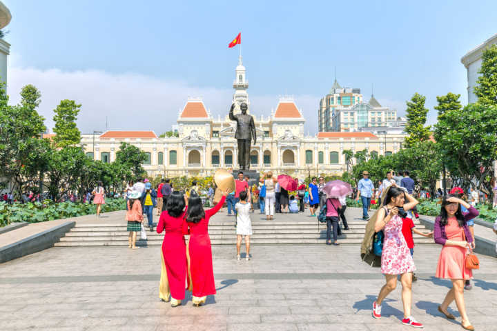 Em Ho Chi Mihn, antiga Saigon, construções antigas e cheias de história disputam espaço com arranha-céus ultramodernos