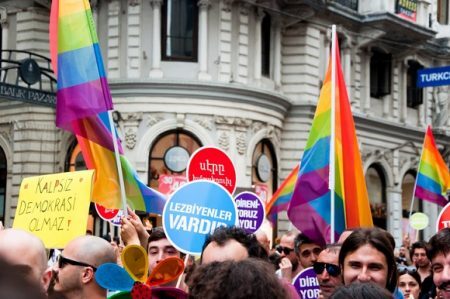 Desde 2014, Parada do Orgulho LGBT de Istambul, a maior do Oriente Médio, sofre repressão das autoridades e grupos conservadores