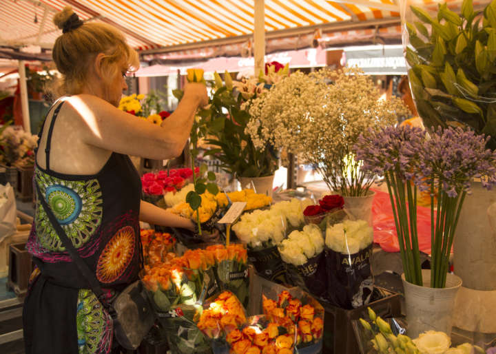 De terça à domingo, dezenas de barracas se espalham pelo Cours Saleya com produtos fresquinhos como flores, legumes e frutas