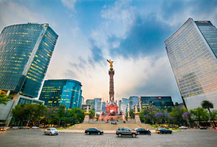 O monumento Ángel de la Independencia, no Paseo de la Reforma, no centro da Cidade do México, foi erguido em 1910 em comemoração ao centenário da Guerra da Independência do México