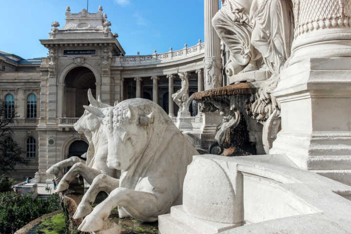 Detalhes das esculturas da entrada do Palácio Longchamp