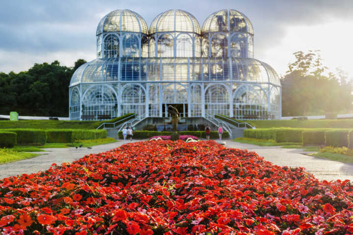 Jardim Botânico, um dos cartões-postais de Curitiba; destinos tem passagens aéreas em promoção