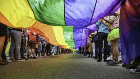 Decreto regulamenta cobrança de multa para estabelecimentos que descriminam população LGBT
