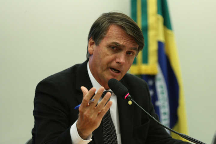 Mesmo sem provas, Jair Bolsonaro afirma que tiros foram dos próprios petistas