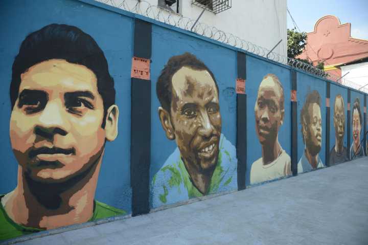 Fachadas de antigos armazéns no Rio, que receberam rostos de atletas do time de refugiados da Olimpíada em 2016