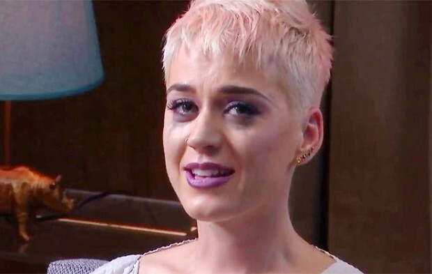 A cantora Katy Perry chorou ao falar sobre depressão