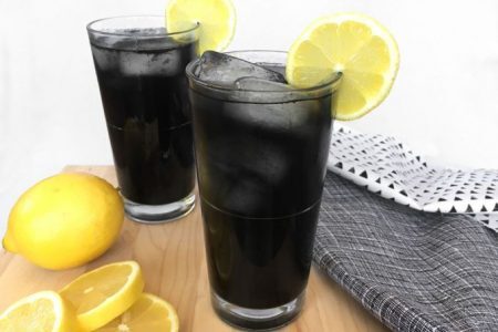 Limonada gótica usa carvão ativado na receita