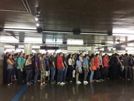 Diretora da SampaPé conta que é importante considerar tempo gasto dentro das estações com fila, catraca e escadas