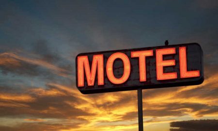 Mulher e amante são atropelados em saída de motel