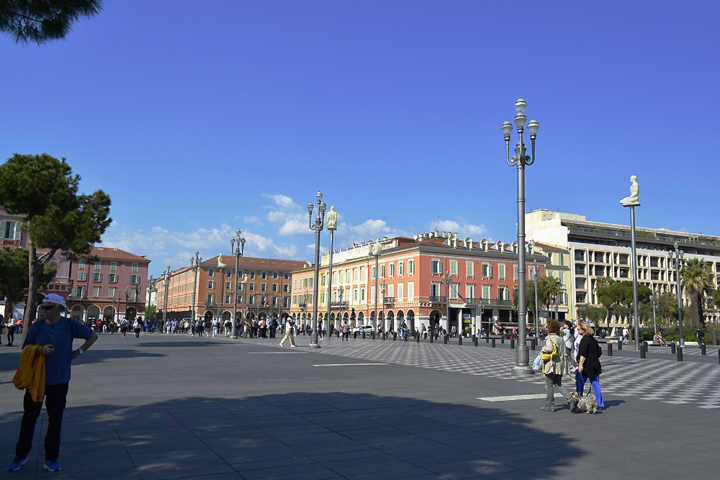 Vista da Place Masséna, praça principal de Nice e que une os centros antigo e novo da cidade