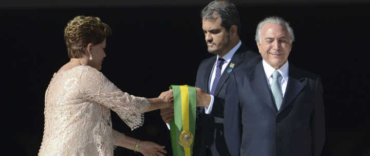 A ex-presidente Dilma Rousseff e o então vice Michel Temer durante cerimônia de posse no Planalto