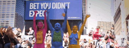 Performance reuniu 200 pelados no local mais movimentado de Nova York