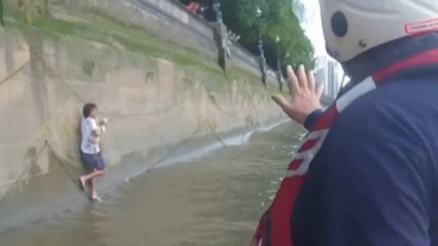 Jovem se segurou em correntes do paredão enquanto aguardava o salvamento (Foto: Reprodução / Facebook)