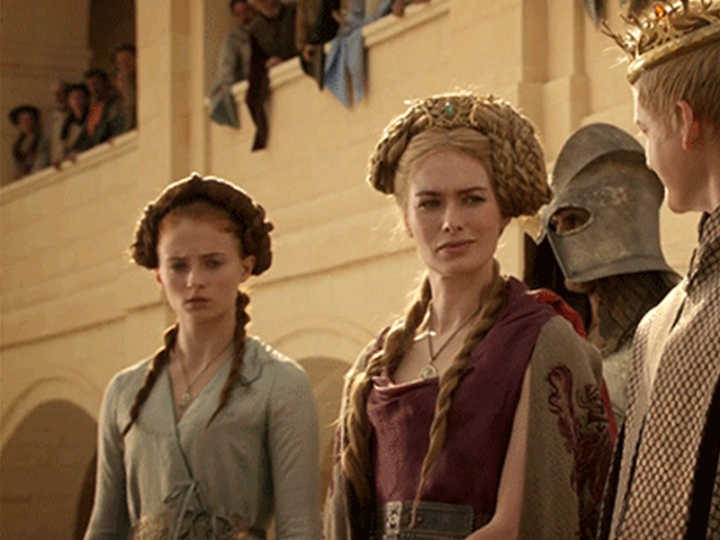 Sansa Stark (Sophie Turner) e Cersei Lannister (Lena Headey), pouco antes de Sansa ficar presa em King’s Landing