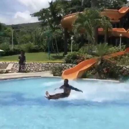 Rapaz desafia a física descendo de toboágua