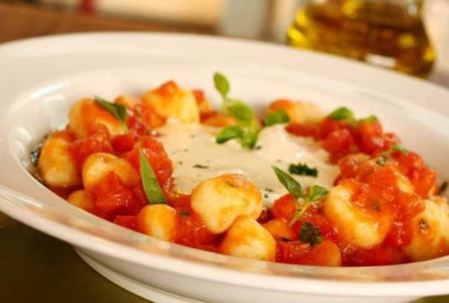 Nhoque com molho de tomate, manjericão e fondue de queijo stracchino, do Zena Caffé