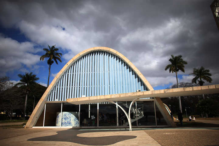 Fachada da Igreja de São Francisco de Assis, uma das obras de Niemeyer