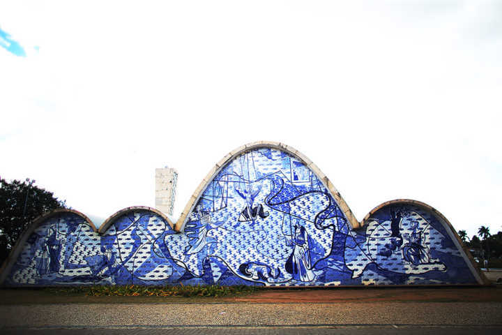 O belíssimo painel em azulejos da Igreja de São Francisco de Assis, obra de Cândido Portinari, é um dos mais famosos cartões-postais de Belo Horizonte