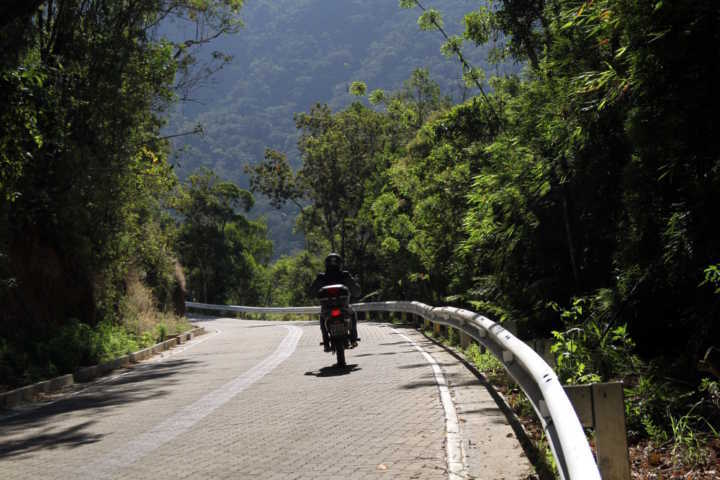 Trecho da estrada que liga as cidades de Cunha (SP) a Paraty (RJ)