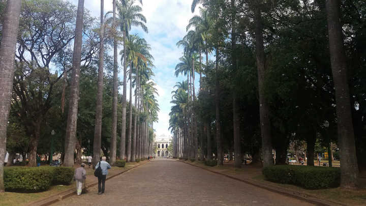 Praça da Liberdade, com seus jardins inspirados no Palácio de Versalhes, na França