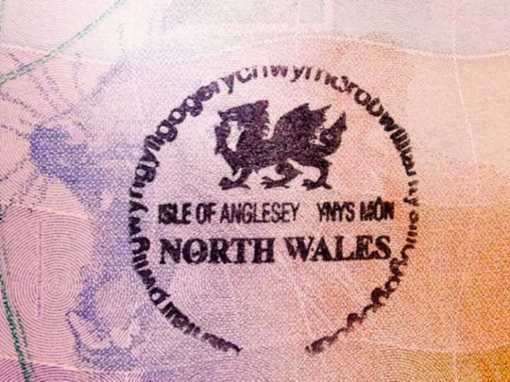 Não, isso não é um erro de digitação. Com 58 habitantes, esta aldeia no País de Gales tem o nome de lugar mais extenso na Europa e segunda no mundo. O selo está disponível na loja James Pringle Weavers