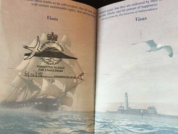 Esta ilha localizada no Oceano Atlântico Sul é considerada a ilha mais remota e habitada do mundo. Não há aeroporto, então os visitantes devem fazer um passeio de barco de cinco dias do ponto mais próximo da África do Sul antes de obter o selo cobiçado