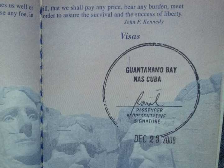 Agora que as relações entre EUA e Cuba estão um pouco “melhores”, a ilha caribenha tem recebido um número maior de visitantes. Mas entrar em Guantanamo Bay continua sendo difícil. Somente aqueles com negócios militares são permitidos