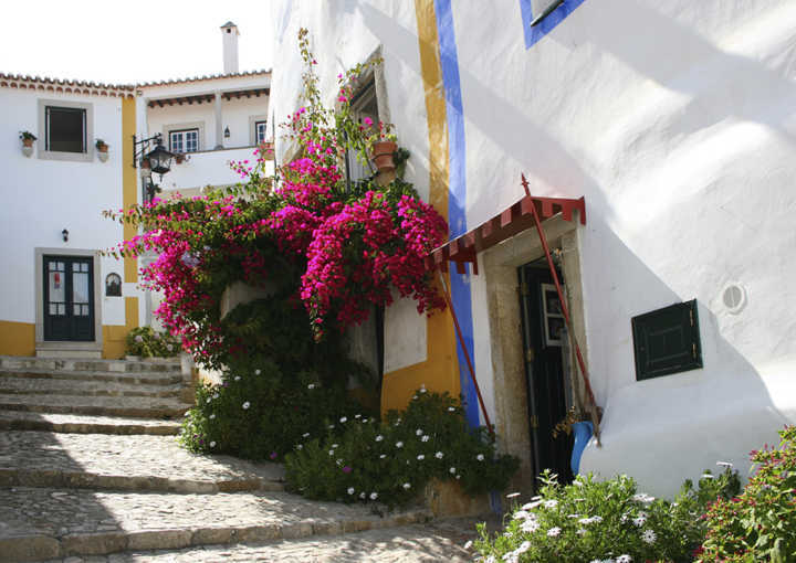 A charmosa vila de Óbidos, no Centro de Portugal, com suas casas em estilo medieval