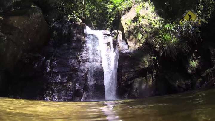 Para chegar até a cachoeira do Horto é preciso percorrer uma trilha um pouco íngreme