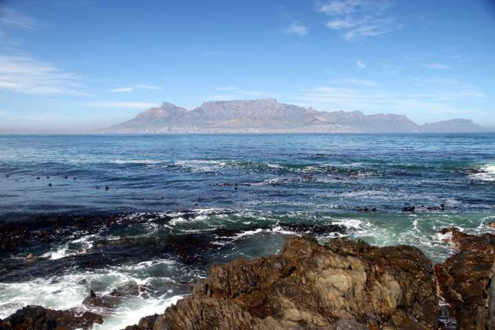 Montanha da Mesa vista da Robben Island, na Cidade do Cabo