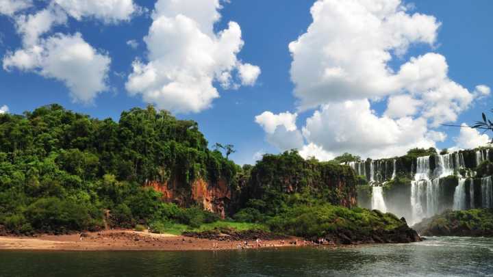 As Cataratas formam um conjunto de 275 quedas d´água, chegando a 80 metros de altura