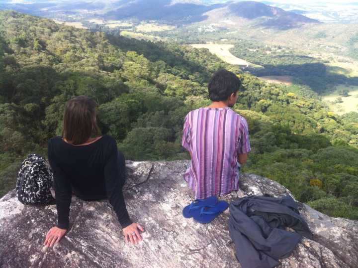 Não importa o quão independente você seja viajando sozinho, todos nós precisamos de novas amizades