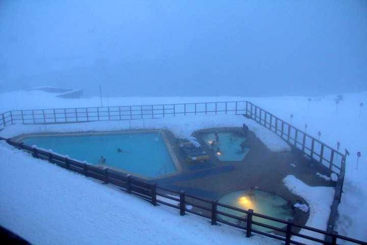 Vista da piscina aquecida externa com jacuzzi