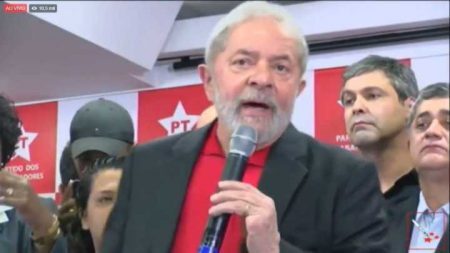 O ex-presidente Lula afirma ser inocente e que é pré-candidato a presidente em 2018