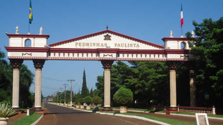 A arquitetura de Pedrinhas Paulista é inspirada em monumentos romanos