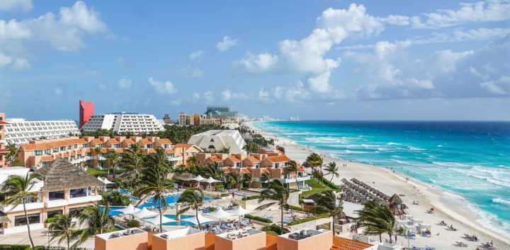 Principal destino turístico do México, Cancun é, sem dúvida, ótima opção de destino para as férias de julho, com excelente infraestrutura hoteleira, sendo eu quase todos os resorts operam em sistema all-inclusive, o que evita que as famílias tenham gastos extras com alimentação no destino, bem como oferecem gratuidade de hospedagem para crianças