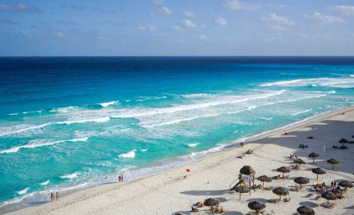 Praia tropical em Cancún, México