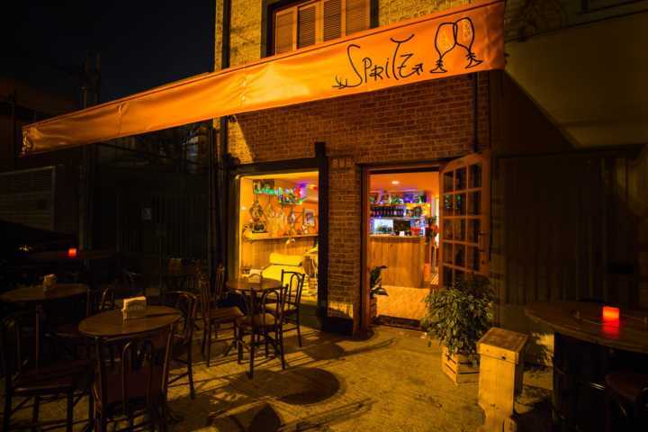 Inaugurado há menos de um ano, o Spritz Bar faz questão de manter as origens italianas