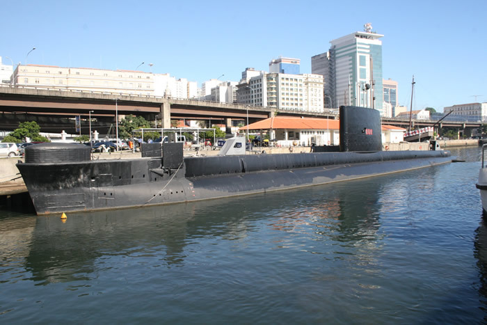 Construído em 1973, na Inglaterra, o Submarino Riachuelo foi lançado ao mar em 6 de setembro de 1975, e incorporado à Armada brasileira em 27 de janeiro de 1977