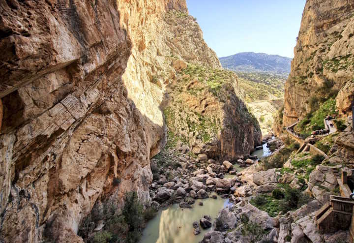 Caminito del Rey é conhecida como a vertiginosa trilha sobre passarelas