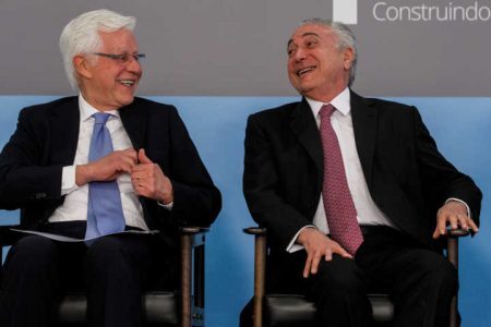 O ministro da Secretaria-Geral da Presidência, Moreira Franco, com Temer em evento