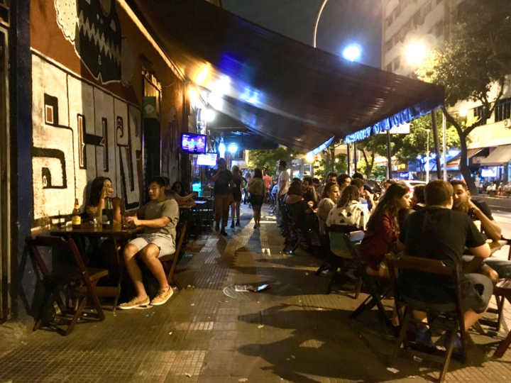 A Voluntários é o reduto dos bares de Botafogo