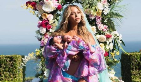 Beyoncé e os gêmeos Sir Carter e Rumi, em foto publicada pela artista em sua conta do Instagram