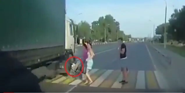 Carrinho com bebê quase é varrido por carreta em alta velocidade em estrada na Rússia