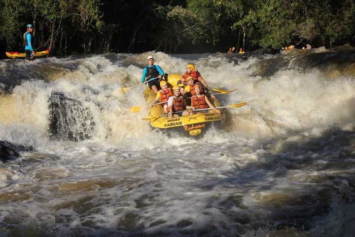 Uma das práticas mais procuradas de Brotas é o rafting no rio Jacaré-Pepira