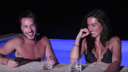 Cleo Pirez fez revelações de sua vida sexual em uma entrevista dentro de uma piscina