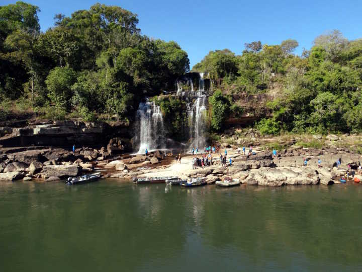 Parada na Cachoeira do Encantado, quedas d’água que escorrem paralelas por paradões rochosos e caem no rio Araguaia, alimentadas pelo Córrego Encantado