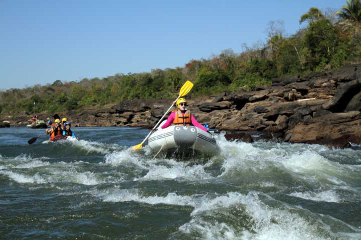 Descendo corredeiras do rio Araguaia, durante o Jangadão Ecológico