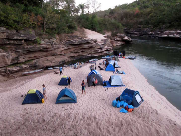 Acampamento do Jangadão Ecológico, no rio Araguaia, em Goiás